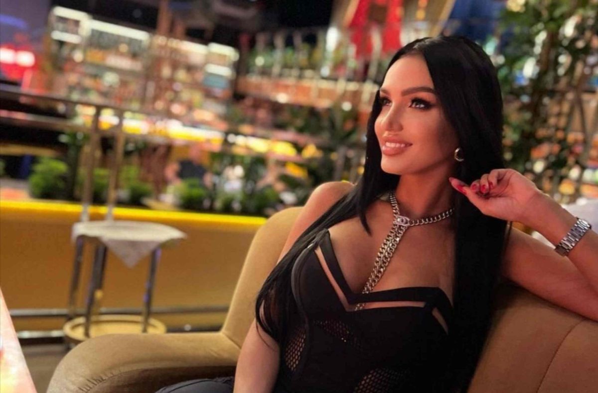 Această brunetă are trei fiice și a devenit bunică la 33 de ani. Oamenii sunt șocați când îi află vârsta