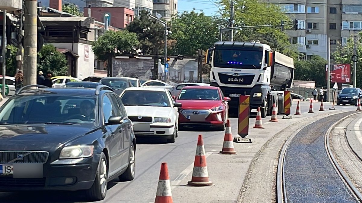 Calvarul pentru șoferii din Iași continuă. Lucrările de asfaltare dintre liniile de tramvai vor bloca traficul la gară – FOTO/VIDEO