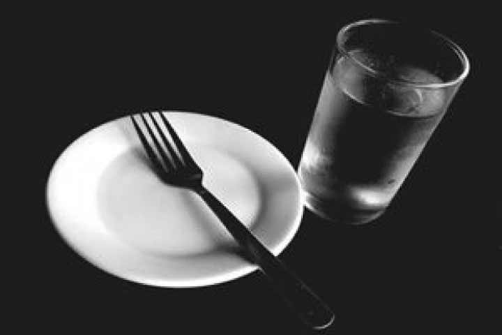 Ce boli vindecă postul cu apă? Beneficii dar și contradicții dacă ții acest regim