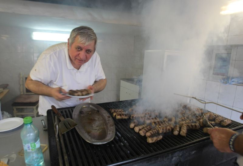 Celebrul Cocoșatu’ a făcut publică rețeta celor mai buni mici! Așa dai lovitura la grătarul de 1 Mai!
