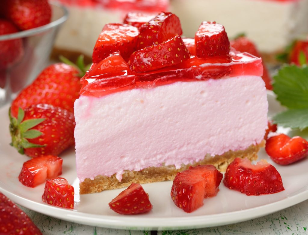 Cum să faci cel mai delicios cheesecake cu căpșuni, această rețetă este simplă de făcut și nu necesită coacere