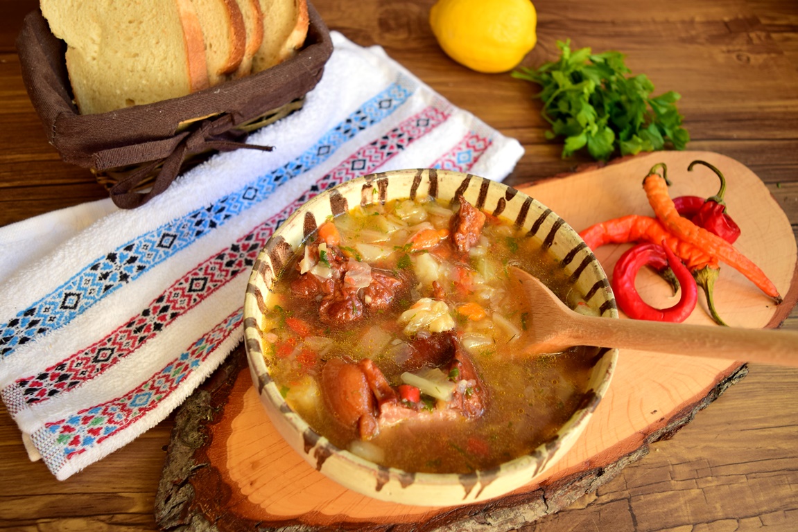 Cea mai gustoasă ciorbă ardelenească cu afumătură. Rețeta din străbuni pentru o ciorbă gustoasă și aromată