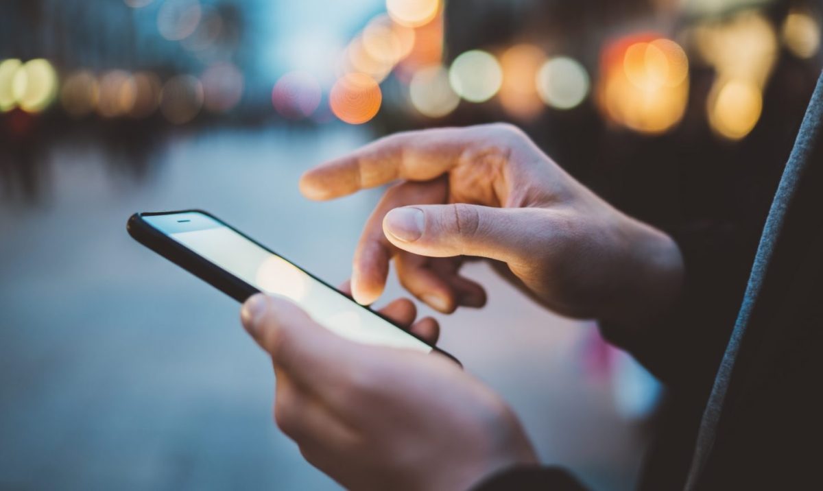 Atenție, români! Google va asculta conversațiile telefonice