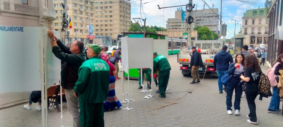 Dispar afişele uriaşe, panourile și corturile stradale cu candidaţii ieşeni. Echipele de la Servicii Publice curăţă oraşul – FOTO