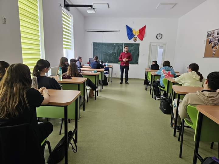 Judecătorul Costică Ciocan a discutat cu elevii clasei a IX-a a Liceului Universităţii ,,Alexandru Ioan Cuza” despre importanța siguranței fizice și psihice – FOTO