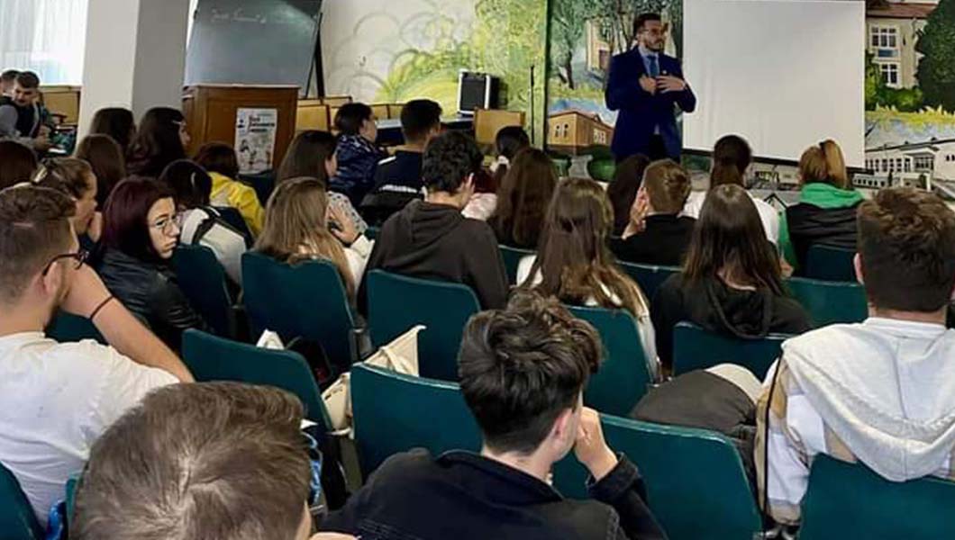 Judecătorul Costică Ciocan, prezent la o oră de educație juridică alături de elevii de la Colegiului Agricol și de Industrie Alimentară „Vasile Adamachi” Iași – FOTO