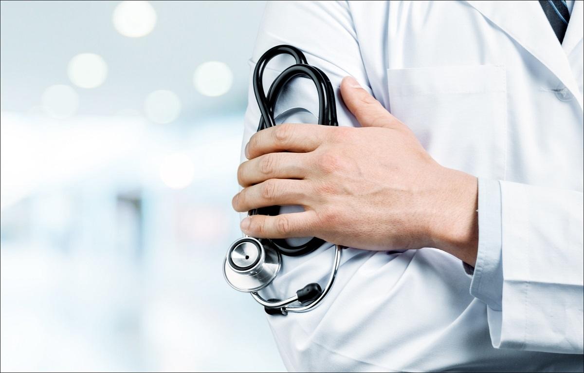 Doi doctori au fost trimiși în judecată după ce au falsificat, în pandemie, fișa medicală a unei paciente. Femeia, bolnavă de Covid, a decedat