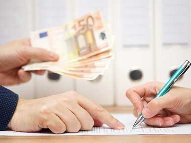 Poți lua credit doar cu buletinul? Ce spune legea