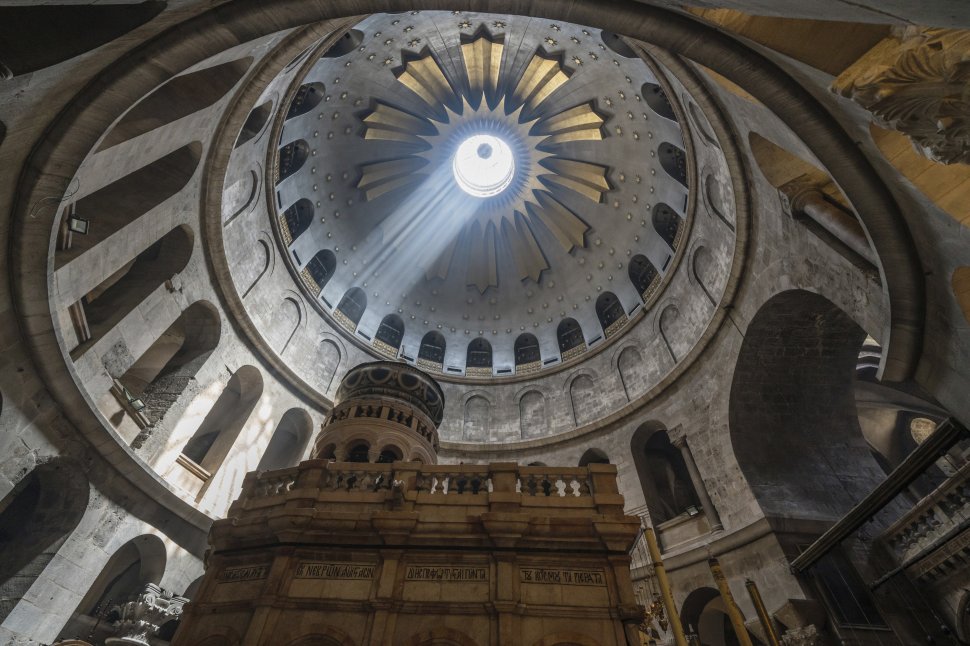 Cum se aprinde Sfânta Lumină la Ierusalim. Miracolul care are loc an de an la Mormântul lui Iisus