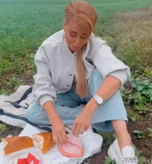 O cunoscută cântăreață din România a mâncat parizer pe marginea drumului! Cum a fost filmată vedeta – VIDEO