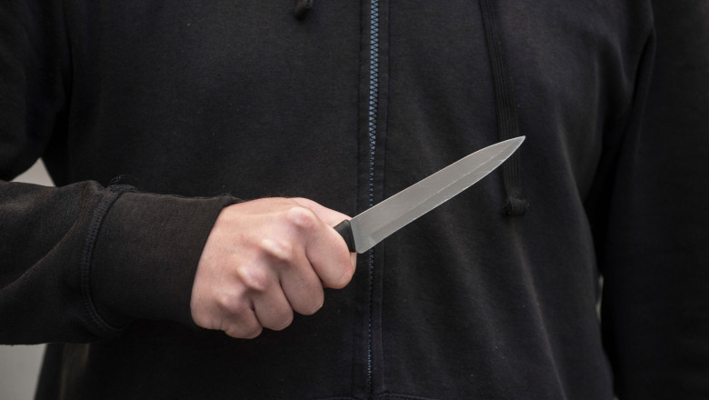 O femeie a mers înarmată cu un cuţit la Curtea de Apel Constanţa pentru a ameninţa o grefieră
