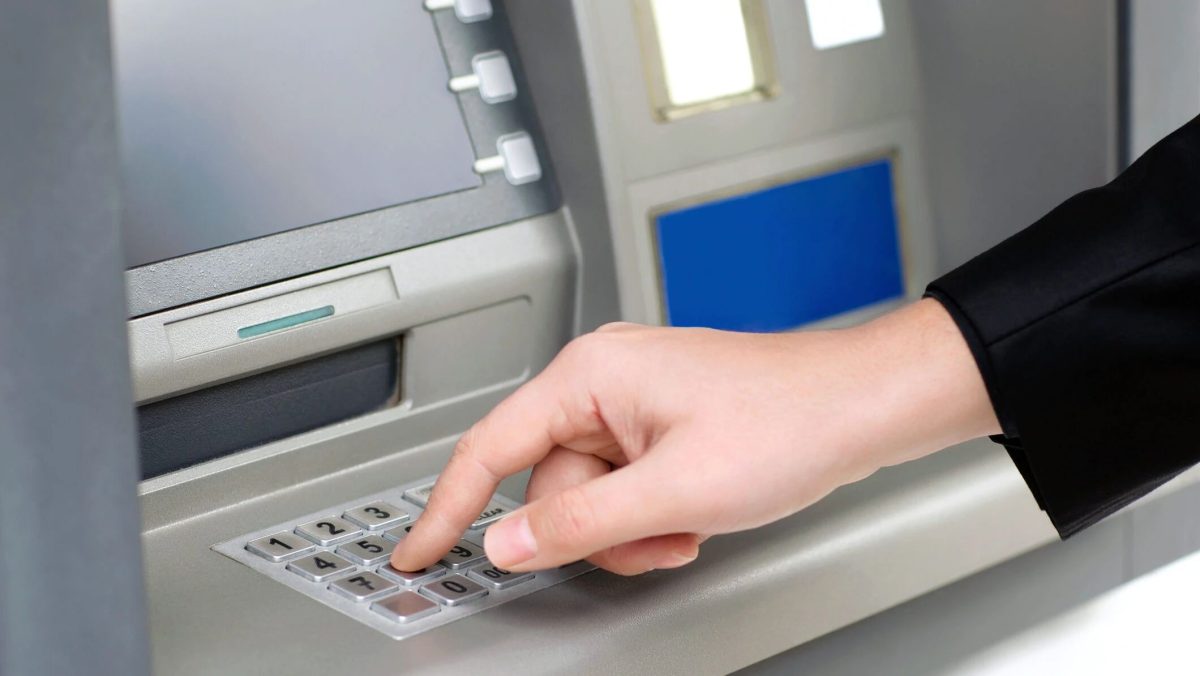 Dispar bancomatele? Ce se întâmplă cu retragerile de numerar