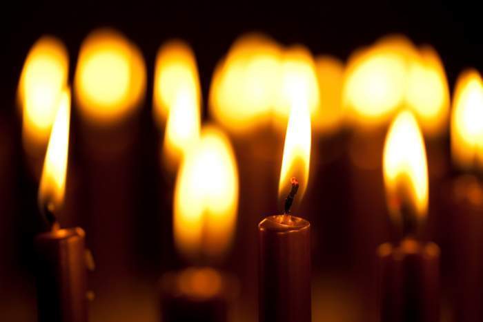 Doliu imens în literatură! După o luptă aprigă cu cancerul, un celebru romancier a murit la vârsta de 77 de ani