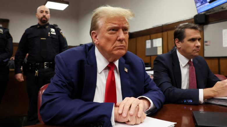 Trump, ameninţat din nou cu „încarcerarea” şi amendat cu 1.000 de dolari
