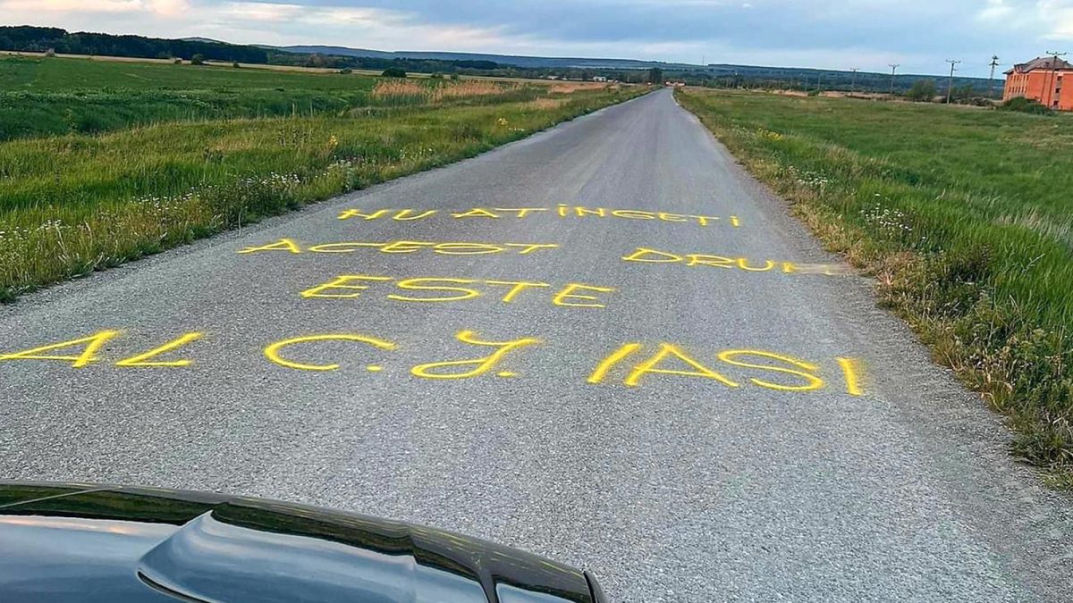 Sătui de drumul impracticabil, sătenii dintr-o comună din județul Iași au scris un mesaj direct pe asfalt: „Atenție, gropi. Acest drum este al CJ Iași” – FOTO