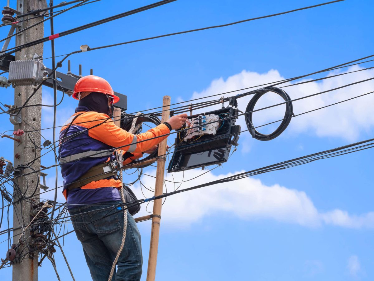 Se schimbă legea pentru români: Ministrul Energiei anunță cum vor putea lua curent electric de la vecini