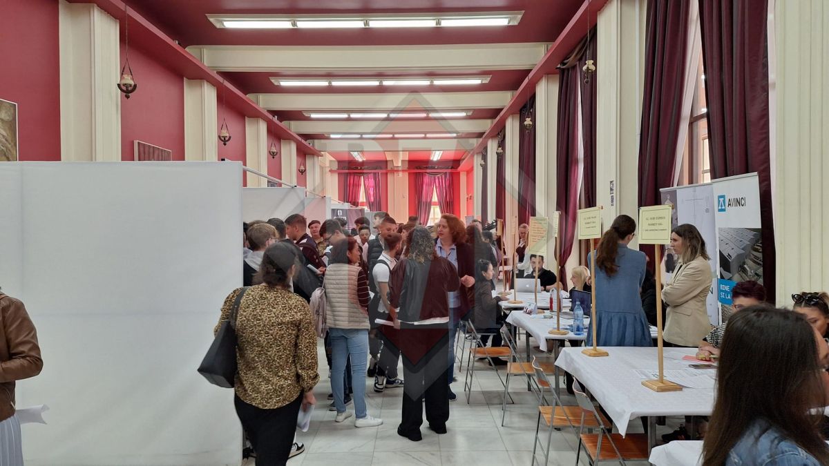Sute de oameni au venit la Bursa locurilor de muncă din Iași – FOTO, UPDATE