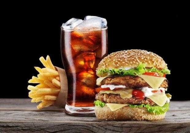 Mâncarea tip fast-food și sucurile devin ilegale la mai puțin de 500 de metri de instituțiile de învățământ