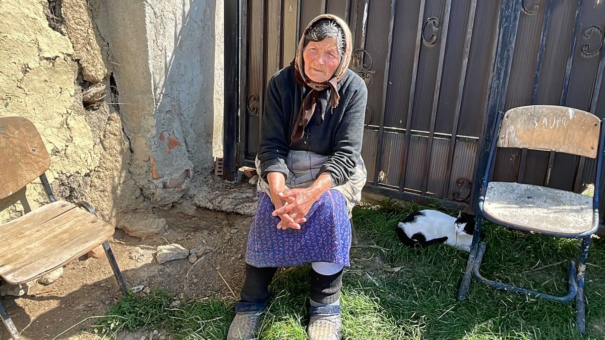 O femeie din comuna Ciurea se judecă cu primăria pentru un teren de 700 de metri pătrați. „Mi-au dat, dar din terenul meu, pentru care am contract de vânzare-cumpărare” – FOTO