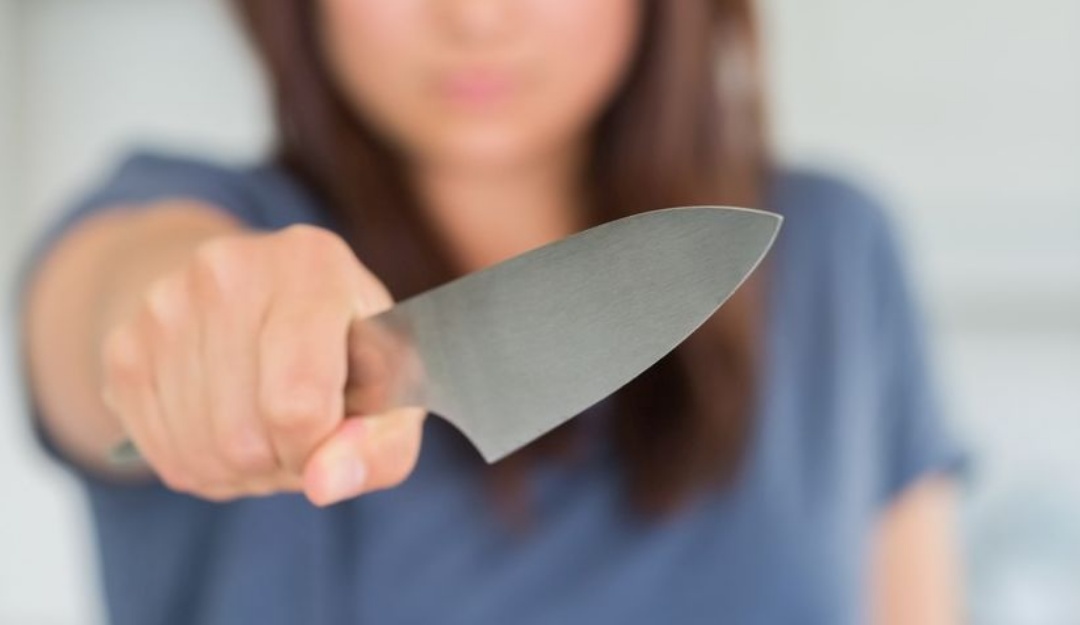 Caz șocant la Neamț! O tânără de 29 de ani și-a înjunghiat mortal vecinul