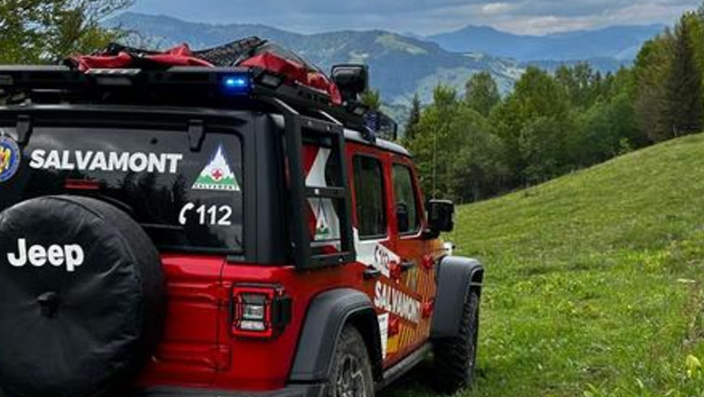 O femeie a căzut 30 de m în gol în Munții Rodnei. Salvamontiști, paramedici, jandarmi și voluntari intervin la locul faptei