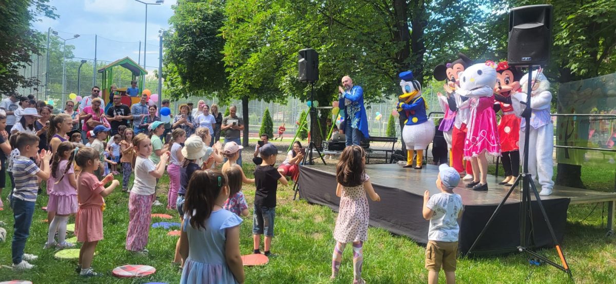 Peste 200 de copii au sărbătorit Ziua Copilului la Antibiotice în Parcul Prieteniei a+