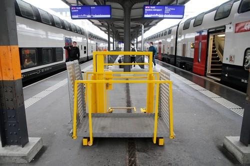 Atac cu cuțitul într-o gară. Agresorul, care s-a și rănit singur, a înjunghiat șase persoane – VIDEO