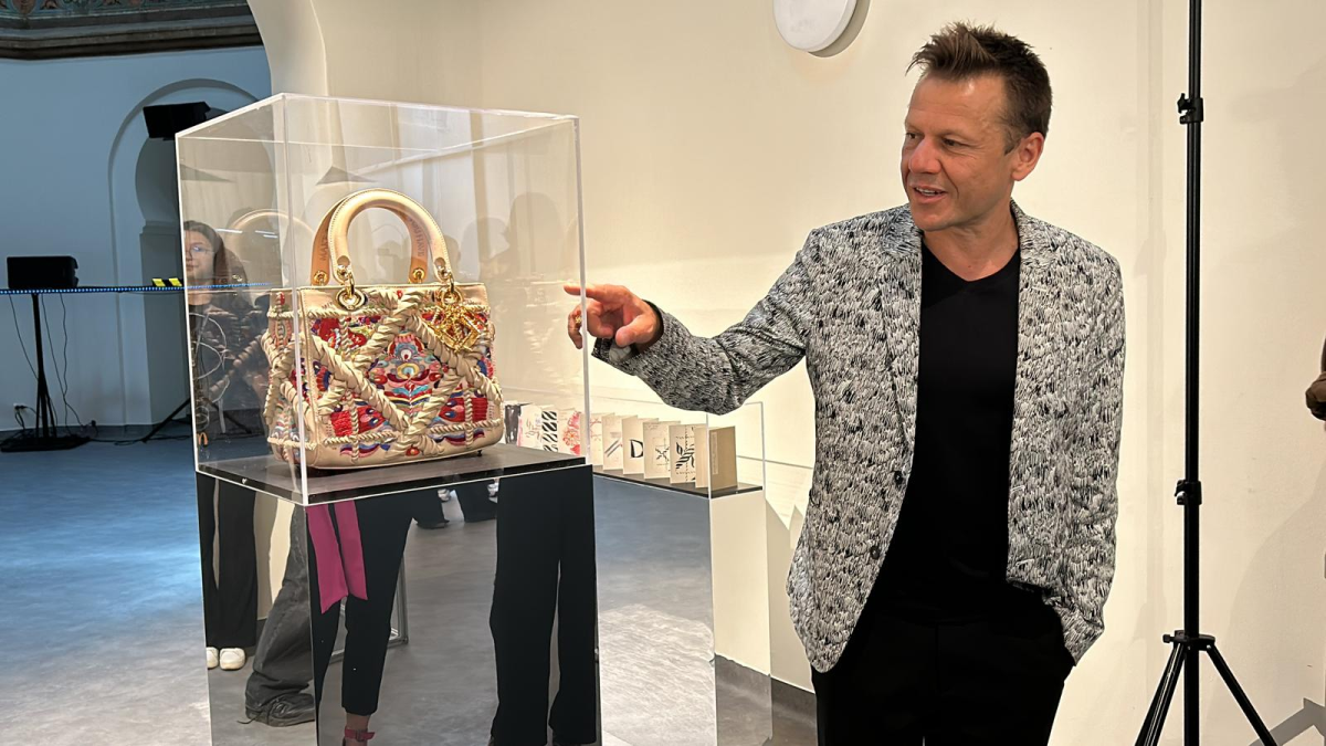 O geantă Dior, dintr-o sută produse în lume, este expusă pentru câteva zile la Iași. Iată cât valorează bijuteria pe care orice femeie și-ar dori-o – FOTO/VIDEO