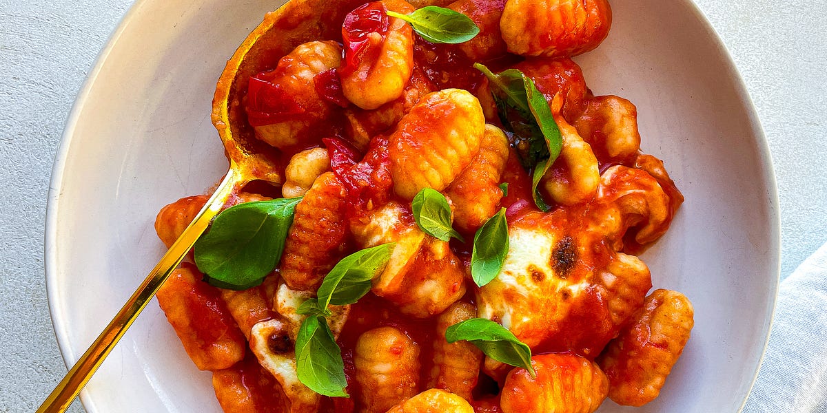 Farmecul rețetelor cu puține ingrediente: Gnocchi cu sos cremos de roșii și busuioc