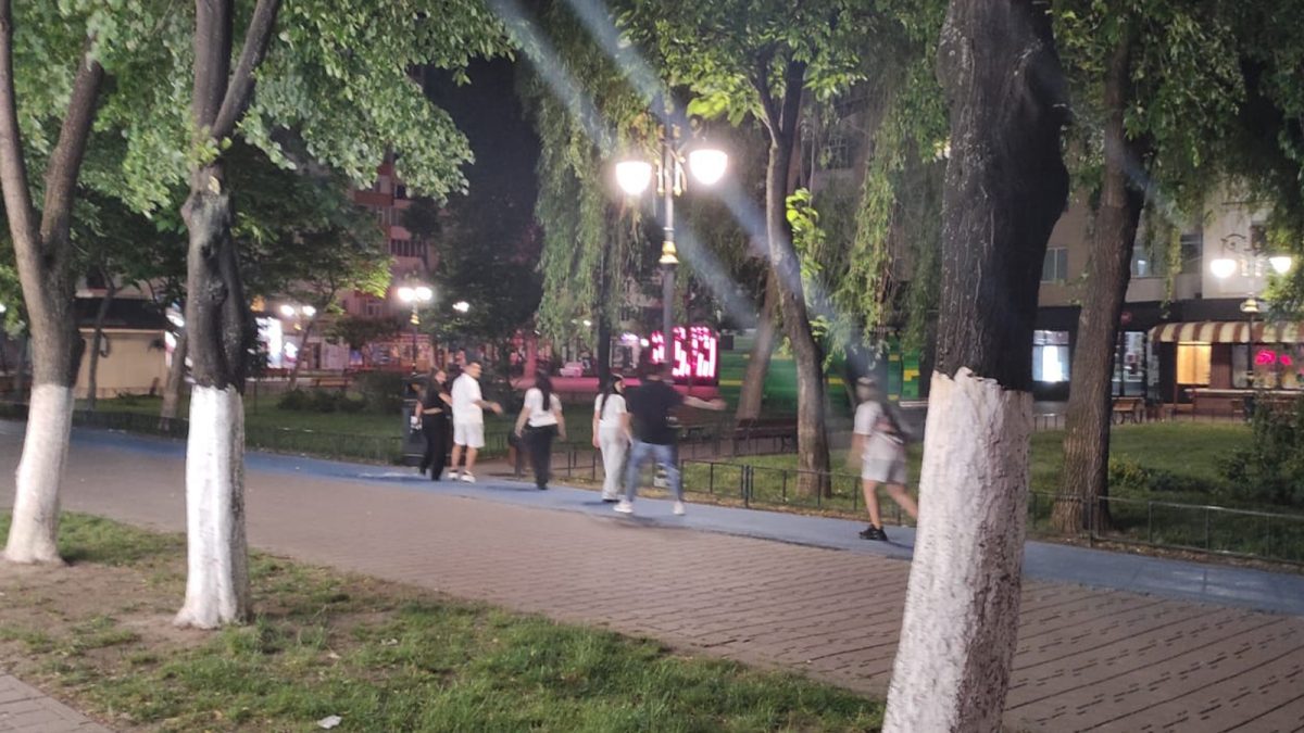 Șase tineri au terorizat un cartier întreg. Polițiștii din Iași au intervenit de îndată pentru a-i liniști pe scandalagii – FOTO
