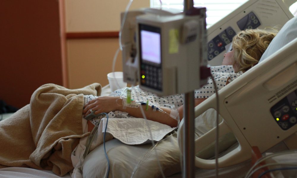 Premieră în România! Bolnavii de cancer vor avea acces la un nou tratament