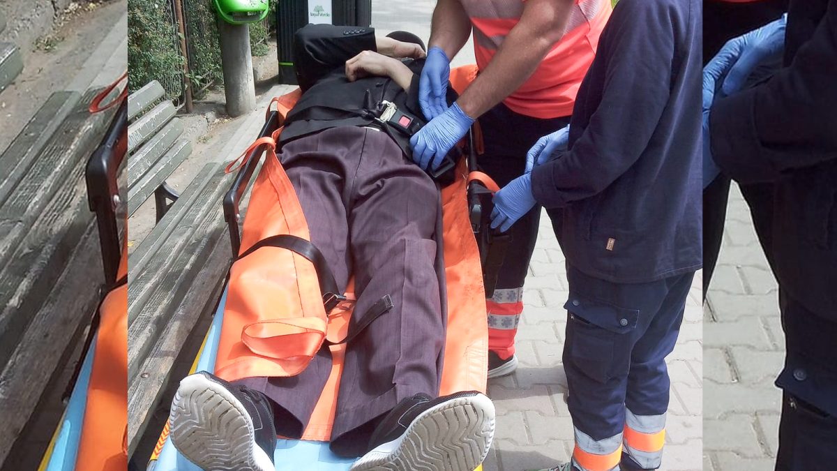 Un ieșean a fost salvat de polițiști după ce s-a prăbușit subit într-o stație de autobuz. Bărbatul a cerut disperat ajutor de la trecători: „Când l-am văzut întins, ne-am dat seama că este grav” – FOTO