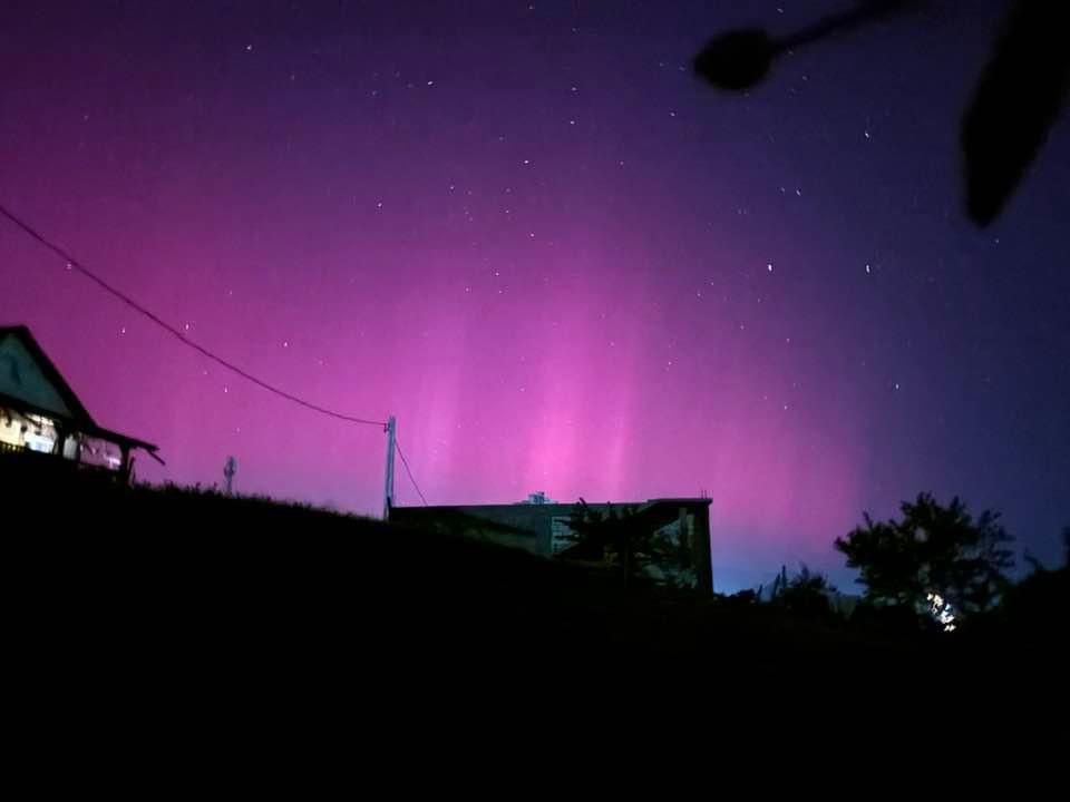Aurora boreală s-a văzut și pe cerul Iașului! Imagini spectaculoase surprinse de localnici – FOTO