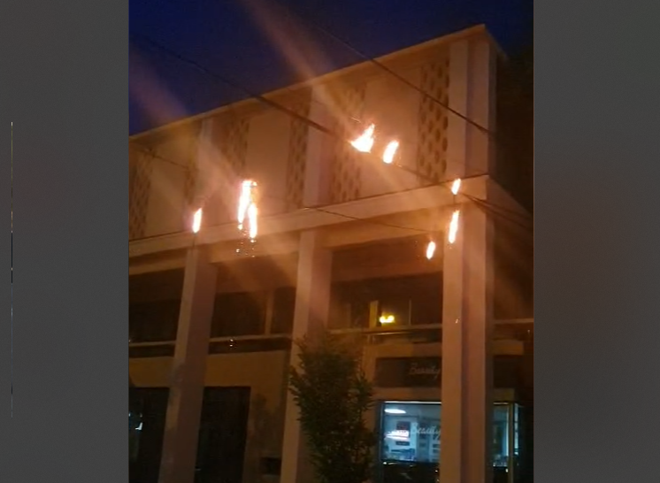Cablurile de înaltă tensiune din fața Cinema Victoria au luat foc – VIDEO
