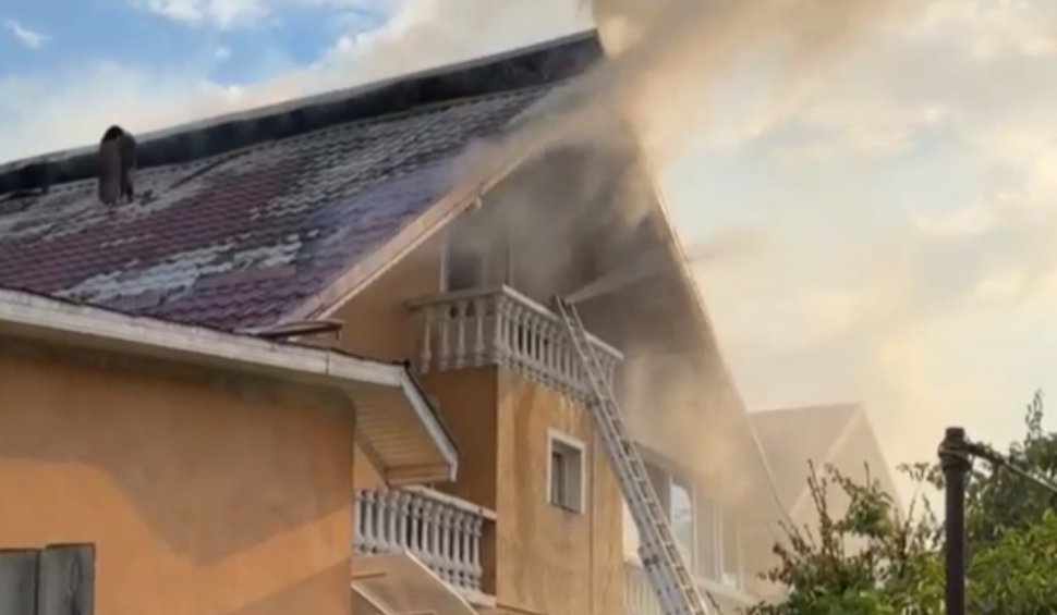 După o ploaie torențială de 10 minute, acoperișul unei case din Baia Mare a fost cuprins de flăcări, în urma unui fulger