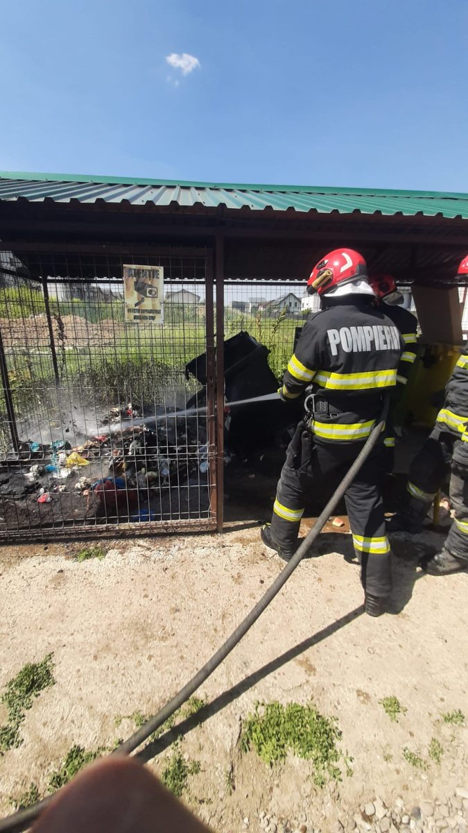Incendiu la un punct de colectare al deşeurilor din Iaşi. Pompierii intervin cu mai multe echipaje – FOTO, UPDATE