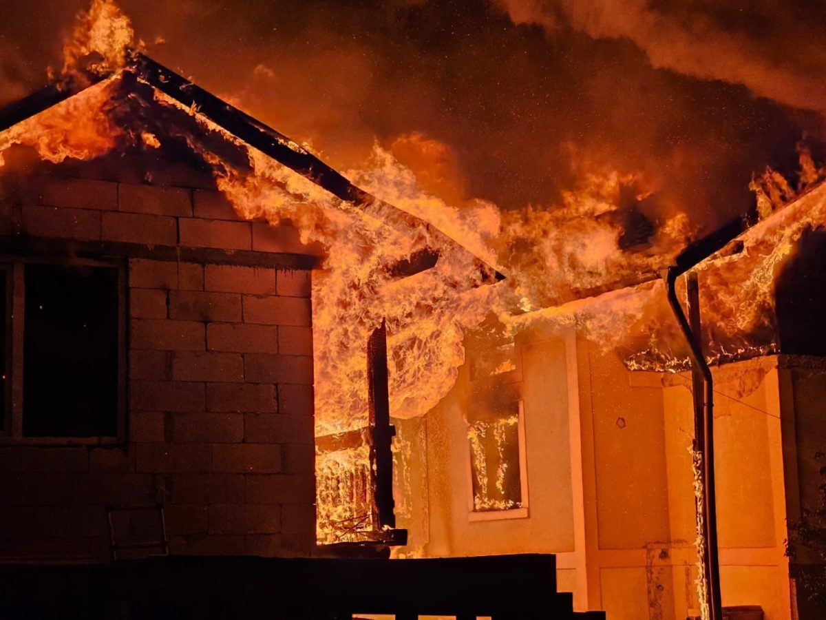 Doi bătrâni din Gura Humorului au rămas fără casă după ce un incendiu devastator s-a produs