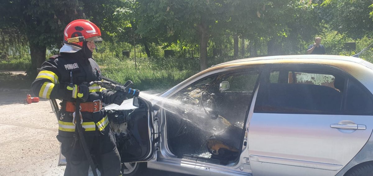 Incendiu în Suceava. Flăcările au cuprins un autoturism în care se afla un bărbat – FOTO