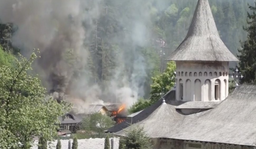 Incendiu lângă Mănăstirea Voroneț din Suceava! Există riscul ca flăcările să se extindă – FOTO