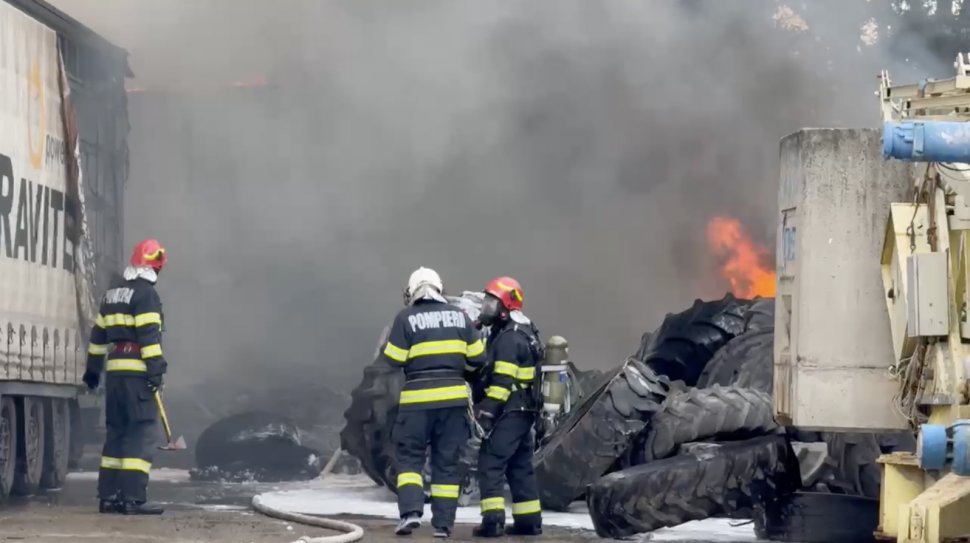 Incendiu grav într-o parcare plină cu TIR-uri, la Timișoara! Peste 100 de cauciucuri au ars – FOTO