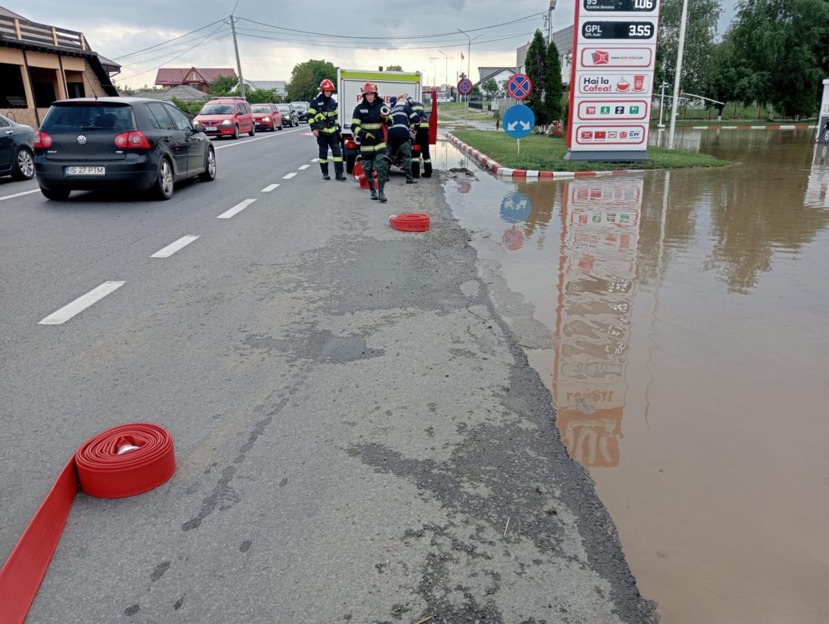 Circulație îngreunată în urma ploilor abundente pe DN 28, între km 29-33, Războieni, județul Iași