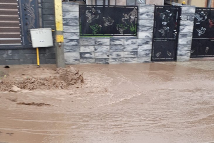 Zece gospodării sunt inundate în Gâștești, municipiul Pașcani – FOTO/VIDEO, UPDATE