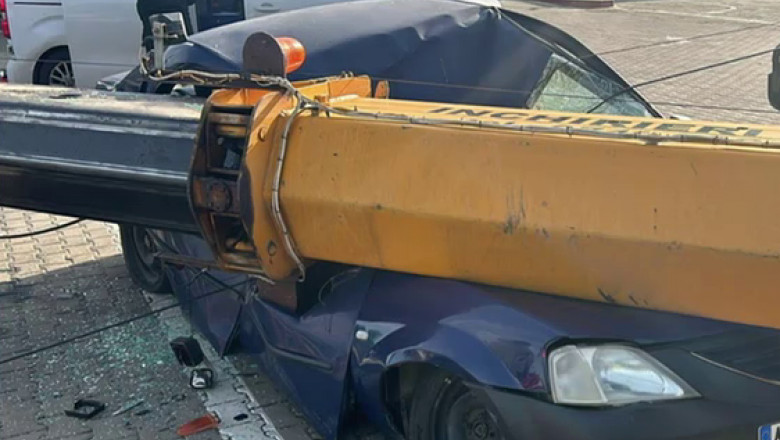 O macara s-a prăbuşit peste o maşină parcată! O persoană a fost transportată de urgență la spital