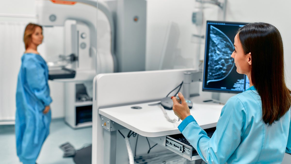 Categoria de femei predispusă să dezvolte cancer mamar. Cât de eficientă este o mamografie