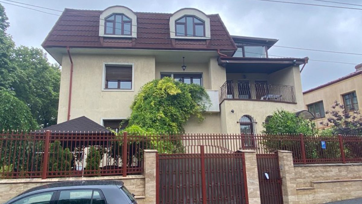 Managerul Maternității „Elena Doamna” are o vilă impunătoare pe cea mai frumoasă stradă din Iași! Medicul a investit zeci de mii de euro în bijuterii și obiecte de artă – FOTO