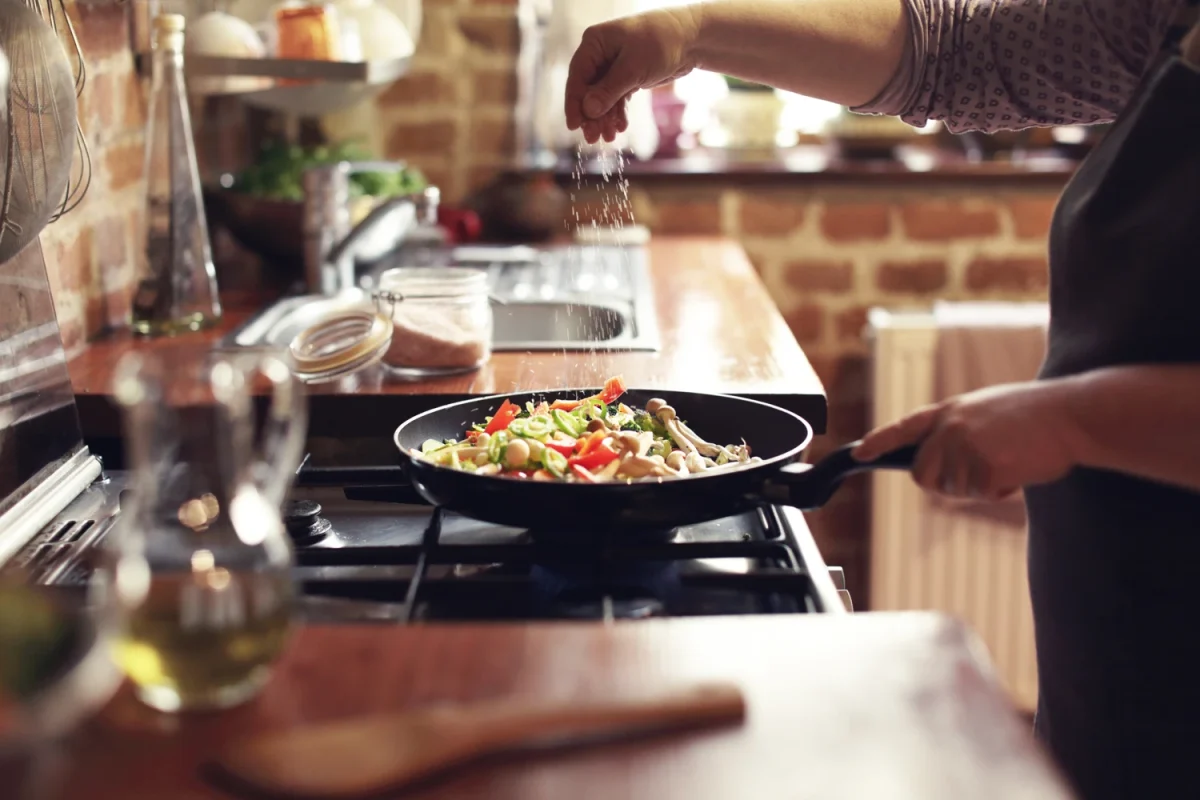 Mâncarea de vinete cu dovlecei și cartofi, una dintre cele mai sățioase dar și sănătoase preparate culinare