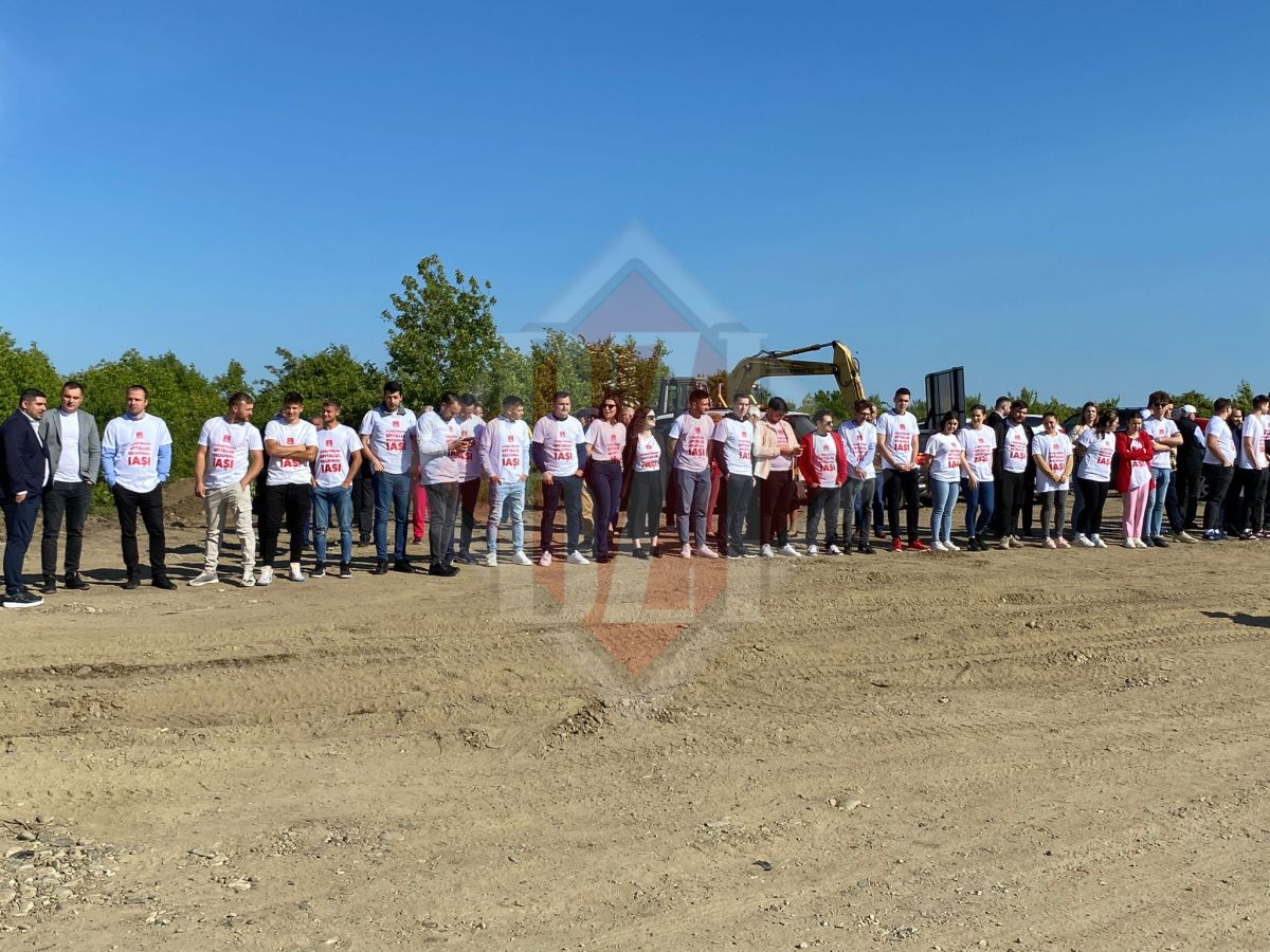 Zeci de „aplaudaci” pentru covrigarul Marcel Ciolacu, aduși cu forța de PSD pe șantierul Spitalului Regional de Urgență – FOTO, VIDEO