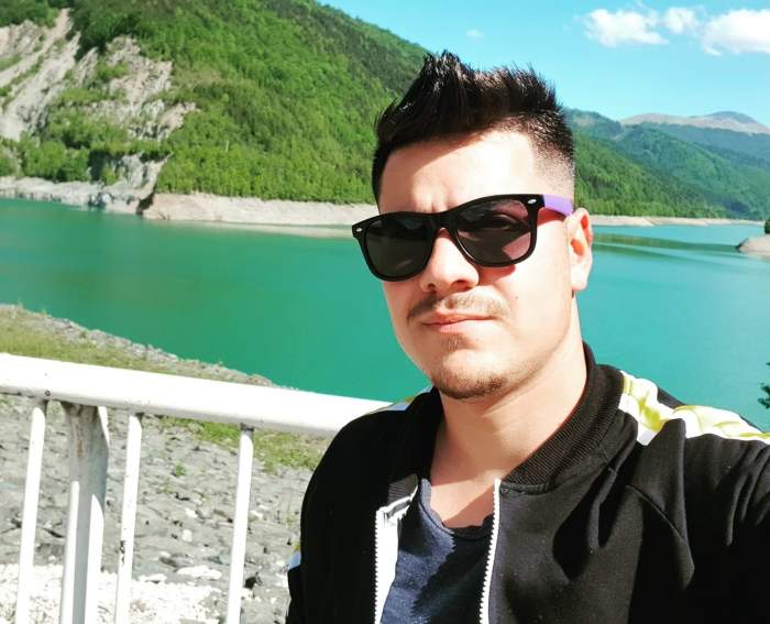 Acesta este tânărul de 22 de ani, decedat în accidentul cumplit de la Argeș! Mașina în care se afla a rupt un stâlp în două