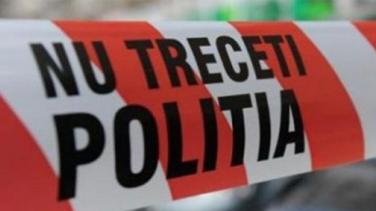 Descoperire macabră! Un bărbat a fost găsit încuiat într-o maşină neagră, așezat pe locul din dreapta