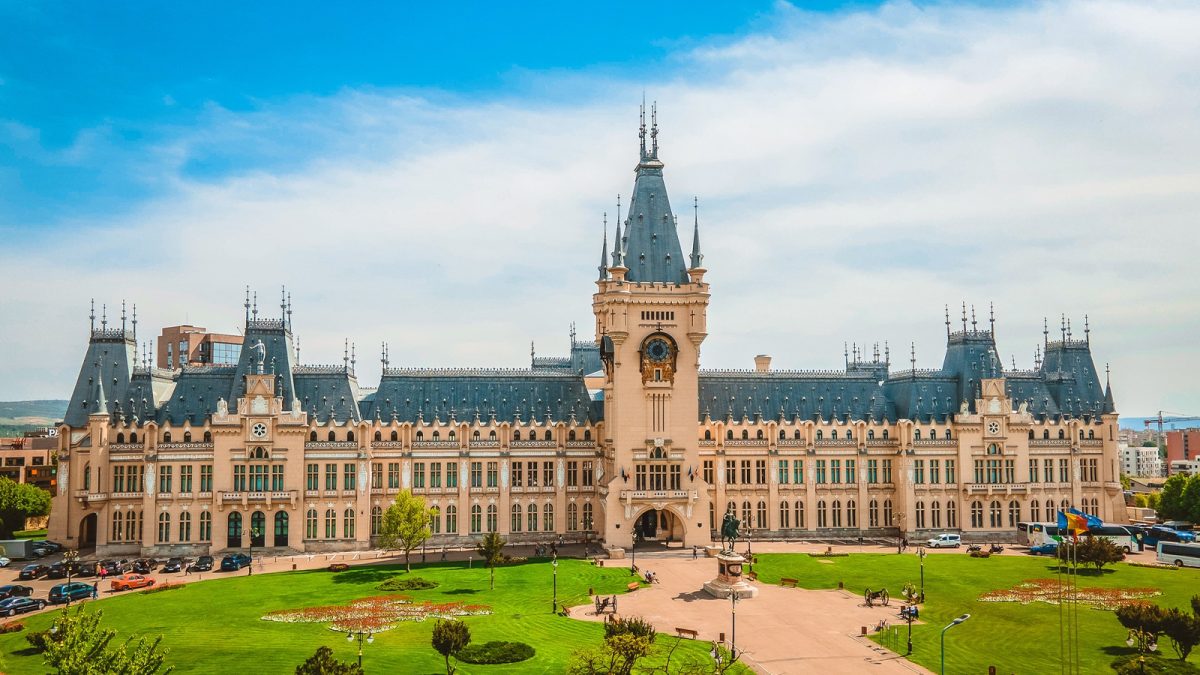 Peste 12.000 de oameni au vizitat Palatul Culturii din Iași în doar șapte ore